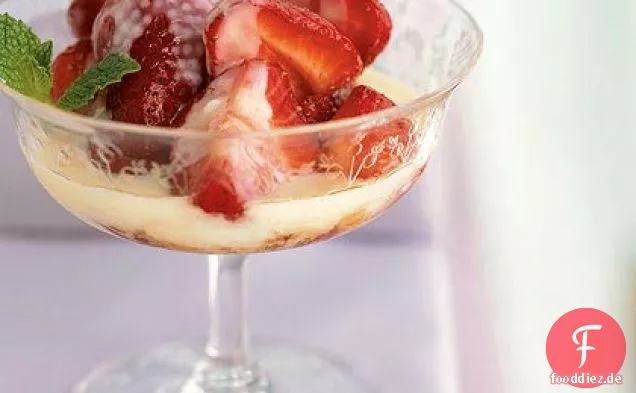 Crème Anglaise mit braun gezuckerten Erdbeeren