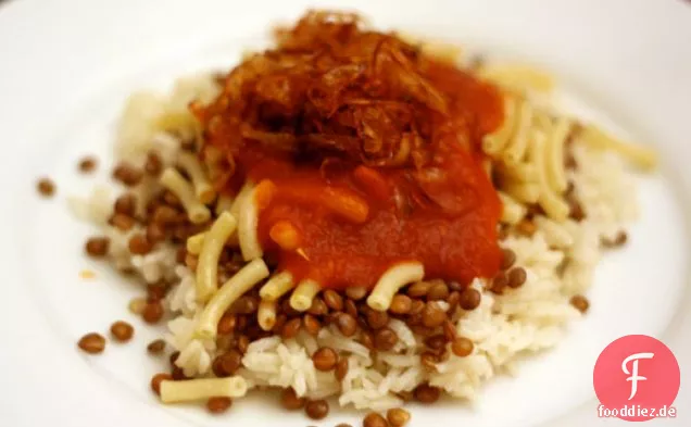 Abendessen heute Abend: Koshary (Reis, Linsen und Nudeln mit Tomaten-Knoblauch-Sauce)
