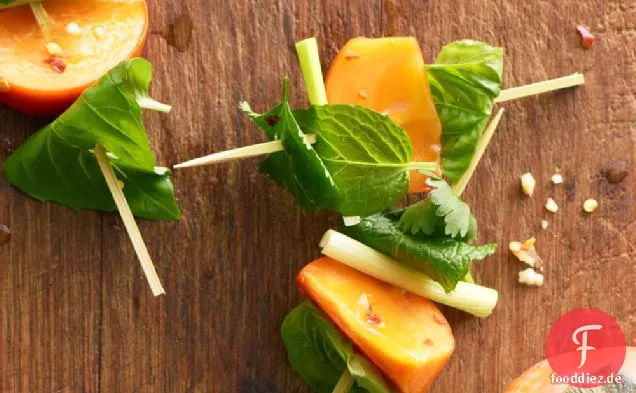 Aufgespießt Persimmon und Kraut Beißt