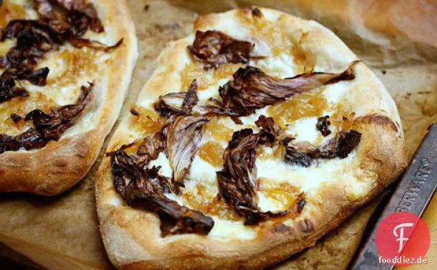 Essen Sie für acht Dollar: Geräucherte Mozzarella-Pizza mit Radicchio und Zwiebelmarmelade