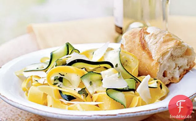 Sommer Squash Bänder mit Oregano, basilikum und Zitrone