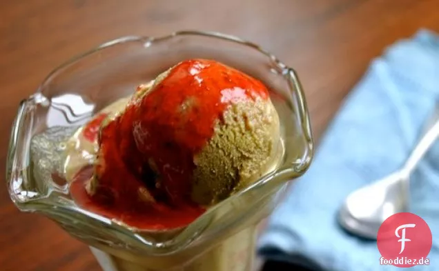 Geschöpft: Pistaziengelato mit Erdbeersauce