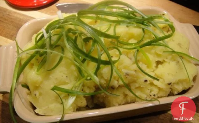 Kochen Sie das Buch: Olivenöl Kartoffelpüree mit grobem Pfeffer und knusprigen Jakobsmuscheln