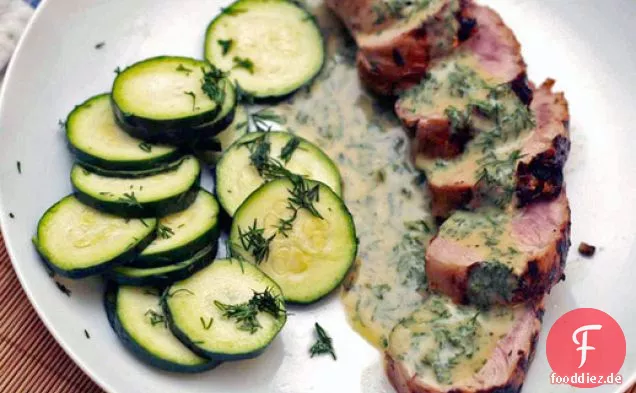 Abendessen heute Abend: Gegrilltes Schweinefilet mit Senf-Dill-Sauce und schnell eingelegten Zucchini