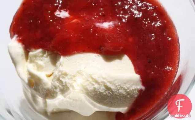 Die geheime Zutat (schwarzer Pfeffer): Süßes Sahneeis mit Erdbeer-schwarzer Pfeffersauce