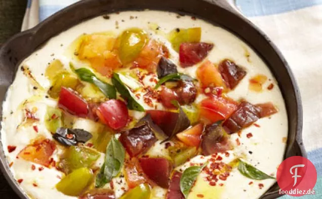 Gebackener Ricotta mit geröstetem Knoblauch und Tomaten