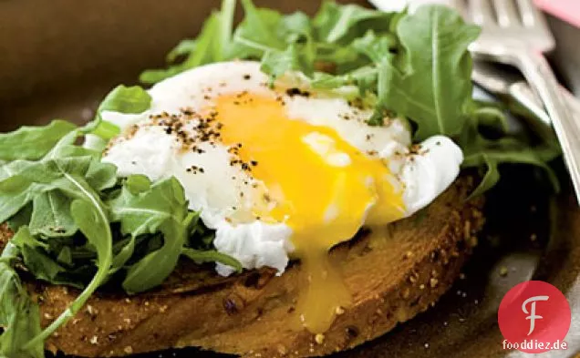 Pochierte Eier mit buttrigem Mehrkorn-Toast