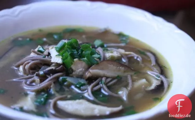 Essen Sie für acht Dollar: Ingwer-Soja-Hühnernudelsuppe