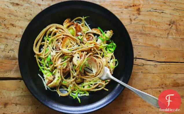 Kochen Sie das Buch: Vollkorn-Spaghetti mit gebratenem Huhn, geschreddertem Rosenkohl und Parmesan