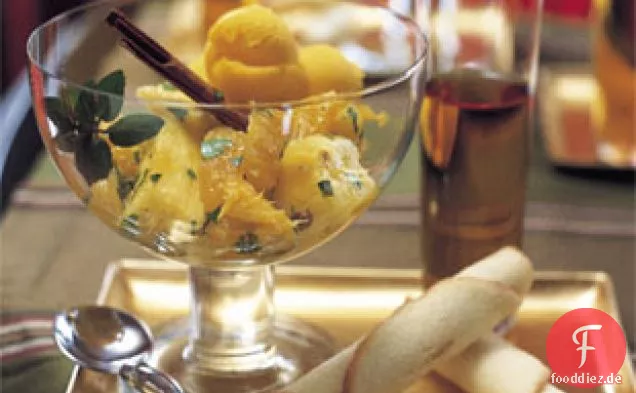 Orangen und Ananas mit Orangenblütenwasser und Minze