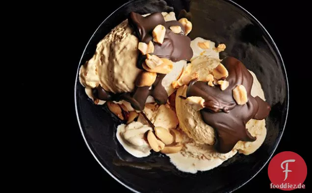 Erdnussbutter-Eis mit einer harten Schokoladenschale