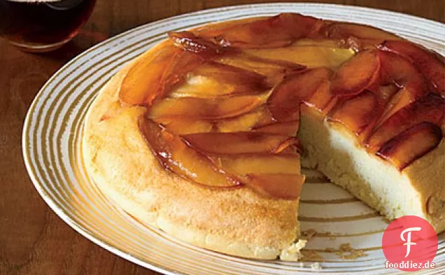 Leichter und flauschiger gebackener Apfelpfannkuchen