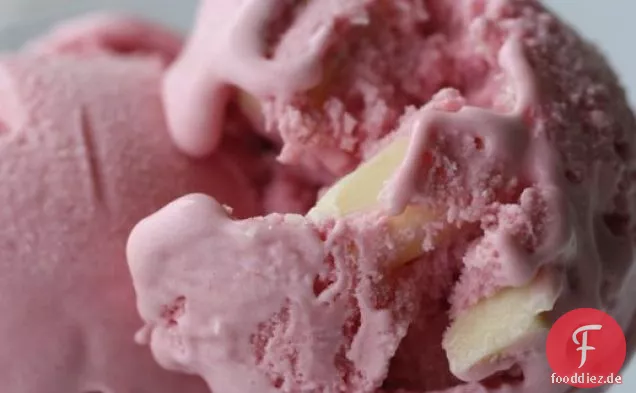 Die geheime Zutat (Cranberry): Cranberry-Eis mit weißen Schokoladenstückchen