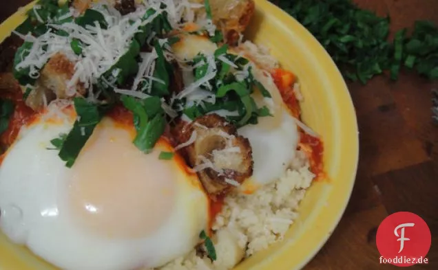 Kochen Sie das Buch: Eier pochiert in Tomatensauce auf Couscous mit Oregano und Petersilie