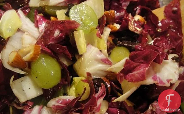 Kochen Sie das Buch: Trauben-, Mandel- und Radicchio-Salat mit schwarzen Oliven