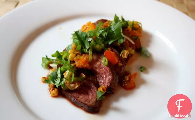 Abendessen heute Abend: Geschnittenes Steak mit geröstetem Mais Salsa