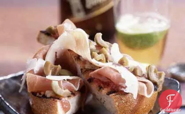 Gegrilltes Brot mit Serrano-Schinken, Manchego und Oliven