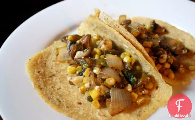Abendessen heute Abend: Pilze, Rajas und Mais-Tacos mit Queso Fresco