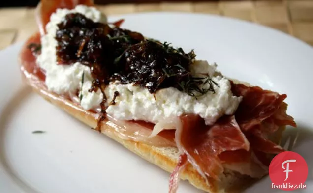 Schinken mit offenem Gesicht, frischer Ricotta und Rote-Zwiebel-Marmelade-Sandwiches