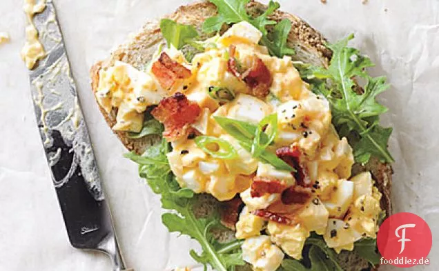 Eiersalat-Sandwiches mit Speck und Sriracha