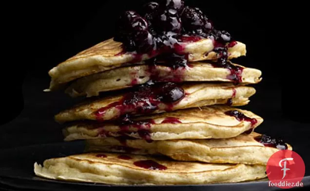 Haferflockenpfannkuchen mit wilder Blaubeersauce
