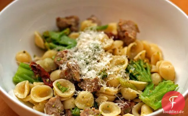 Abendessen heute Abend: Orecchiette mit Wurst, Brokkoli und karamellisiertem Knoblauch