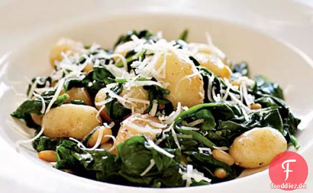 Brown Butter Gnocchi mit Spinat und Pinienkernen