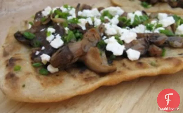 Fleisch Lite: Pilz, Wurst, Ziegenkäse und Schnittlauch gegrillte Pizzen