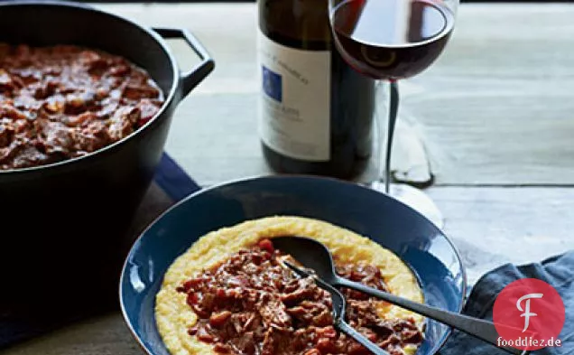 Rindfleisch-Schaft-Sauce Über Polenta