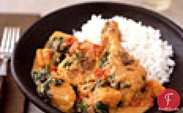 Huhn und Gemüse in Erdnusssauce geschmort