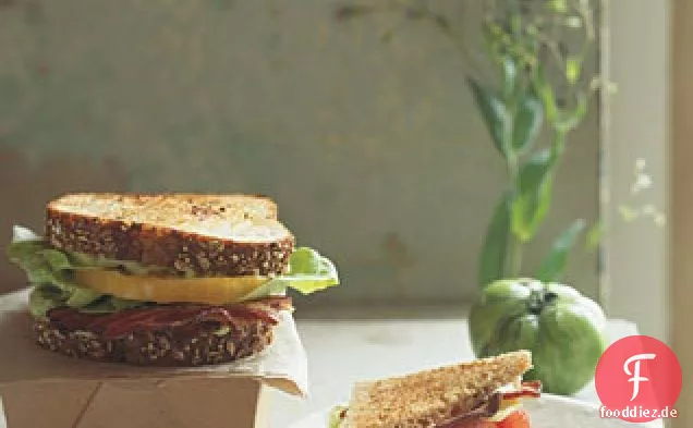Avocado Blts auf geröstetem Haferflockenbrot