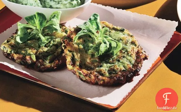 Zarte Zucchini-Krapfen mit grünem Göttin-Dressing