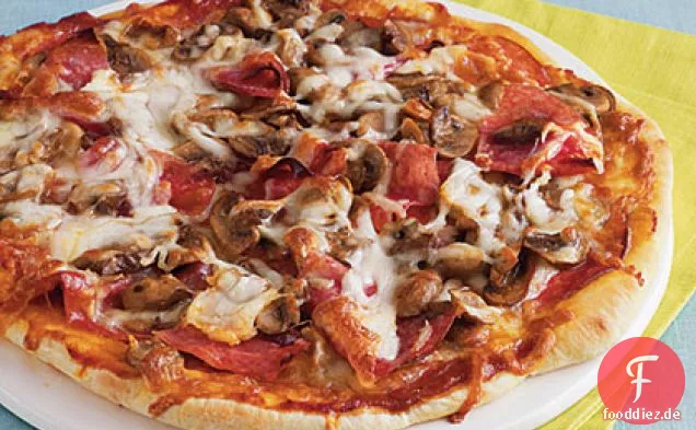 Salami und Pilzpizza