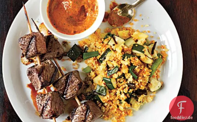 Lendenspieße mit gegrilltem Gemüse-Couscous und feuriger Pfeffersauce