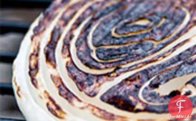 Grillen: Verkohlter Zwiebelsalat mit Schinken und Parmigiano
