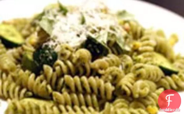 Abendessen heute Abend: Pesto Fusilli mit Mais, Zucchini und Speck