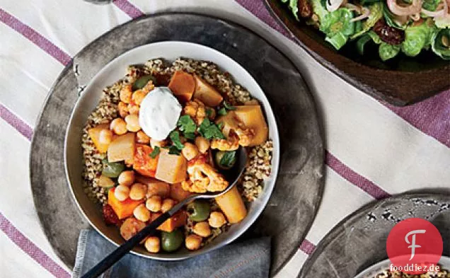 Wurzelgemüse und Blumenkohl Tajine mit Petersilie Joghurt