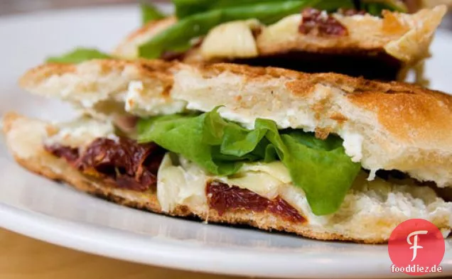 Kochen Sie das Buch: Gesunde und köstliche Artischocke, im Ofen gebratene Tomaten und Ziegenkäse-Panini