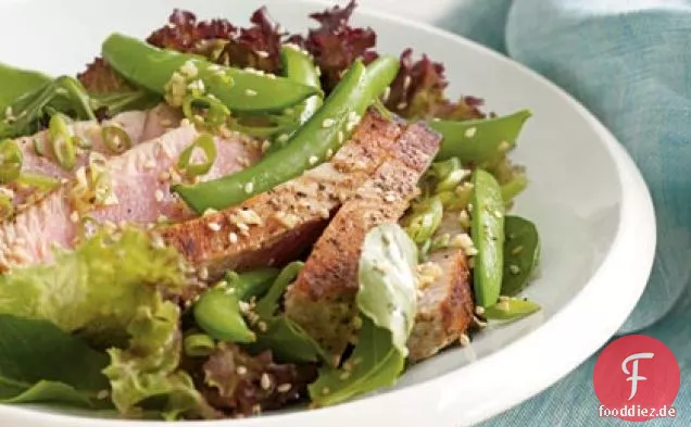 Gebratener Ahi Thunfischsalat mit frischen grünen Erbsen