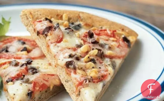 Fontina-, Oliven- und Tomatenpizza mit Basilikum-Vollkornkruste