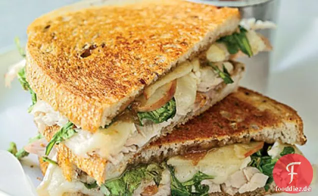 Geröstete Truthahn-, Brie- und Apfelsandwiches