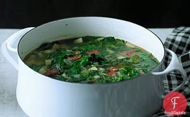 Rote russische Grünkohl-Chorizo-Suppe (Caldo Verde)