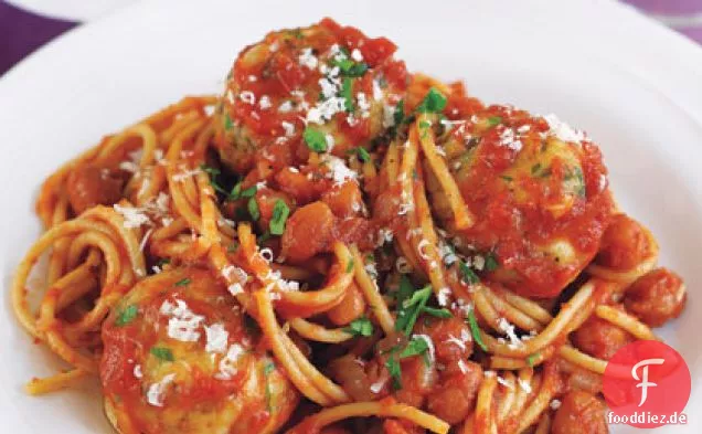 Spaghetti und Putenfleischbällchen in Tomatensauce