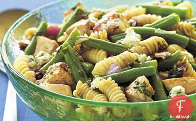 Hühnchen-, Bohnen- und Blauschimmelkäse-Nudelsalat mit sonnengetrockneter Tomatenvinaigrette