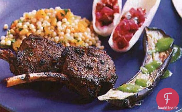 Rüben-und Jícama auf Endivien mit Knoblauch-Joghurt-Dressing