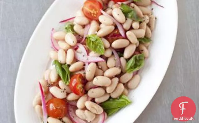 Cannellini-Bohnen-, Kirschtomaten- und roter Zwiebelsalat
