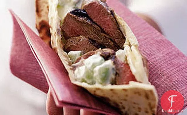 Marinierte Lammsteaks in Fladenbrot