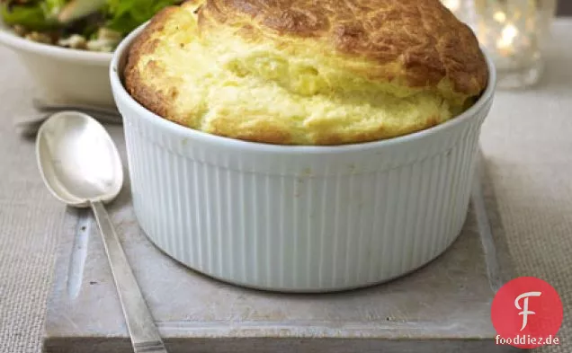 Käsesoufflé & Salat der Saison