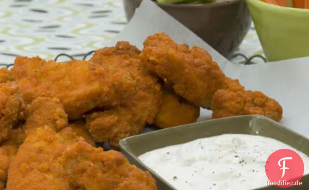 Büffelgewürzte Hühnerfinger mit Blauschimmelkäse-Dip-Sauce