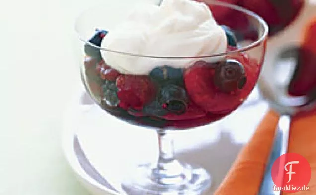 Gemischte Beeren mit Mascarpone-Limoncello-Creme